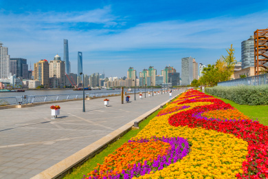 上海市陆家嘴滨江中心的江岸城市风光
