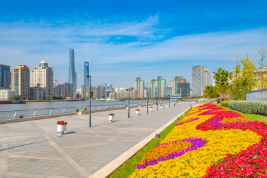 上海市陆家嘴滨江中心的江岸城市风光