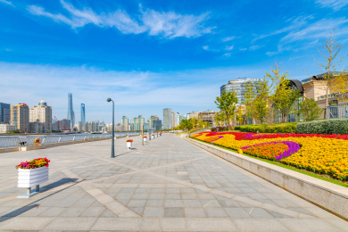 上海市陆家嘴滨江中心的江岸城市风光