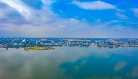 中国上海市浦东新区滴水湖的风光航拍