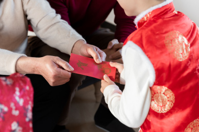 老年人正在给孙辈孩子红包