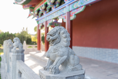 以中国古典建筑为背景的石狮子