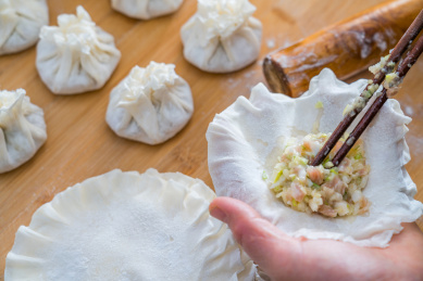 中国内蒙古呼和浩特传统美食羊肉烧麦制作过程