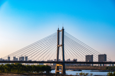 晴天下的云南昆明火车站站前的钟楼_站酷海洛_正版图片_视频_字体_音