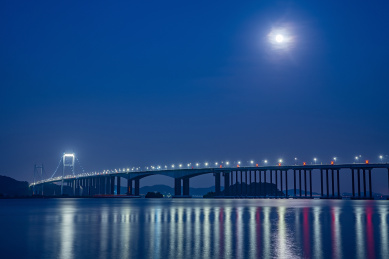中国广东省珠江口海面上的虎门大桥夜景