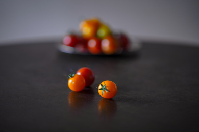 盛放在玻璃盆中的小番茄圣女果