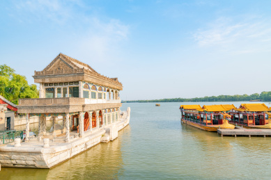 夏天晴朗天空下北京颐和园石舫