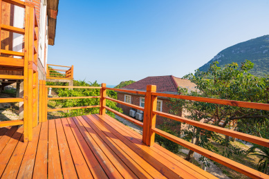 中国深圳大鹏杨梅坑鹿嘴山庄度假小屋前的阳台与楼梯