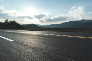 郊外一条刚建设好的崭新公路