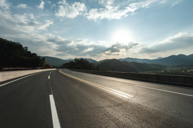 郊外一条刚建设好的崭新公路