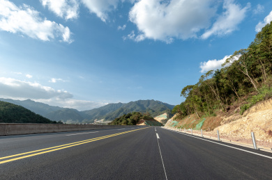 郊外一条刚建设好的崭新公路
