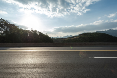 郊外一条刚建设好的崭新公路
