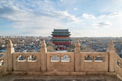 钟楼上看北京鼓楼城楼建筑