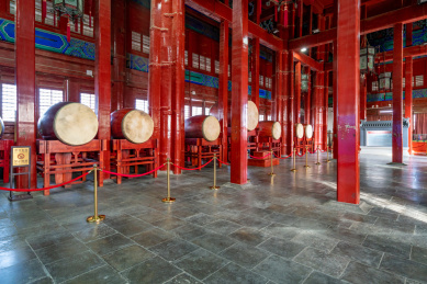 北京鼓楼建筑内部一排中国鼓