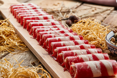 木托盘装的一米羊肉卷