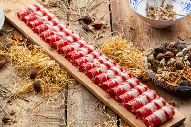 木托盘装的一米羊肉卷