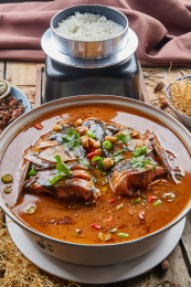 大型器皿装的家炖野生大鱼头配米饭