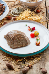 双色圆瓷盘装的卤味猪肝