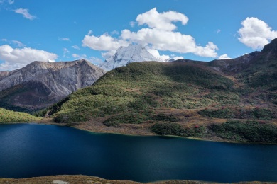 四川川西高原稻城亚丁仙乃日神山下的青蛙海