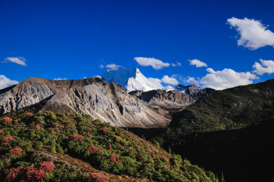 四川川西高原稻城亚丁仙乃日神山下的青蛙海