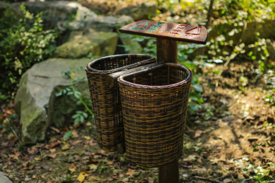 户外风景区里编织的垃圾桶