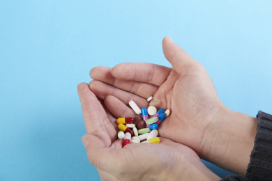 一双捧着药丸的手