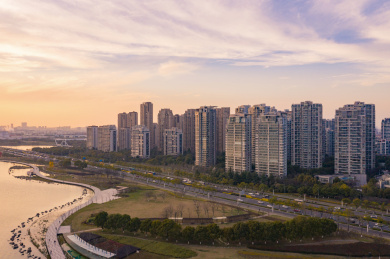 航拍现代城市的滨水居住区