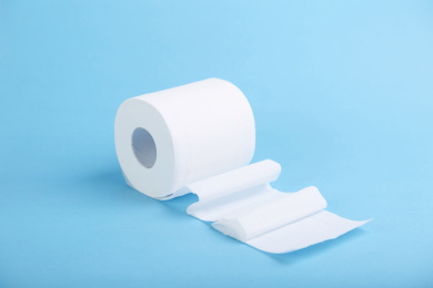 放在桌子上的一卷厕纸