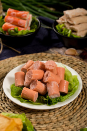 装在白色盘里的火锅食材——火锅开花肠