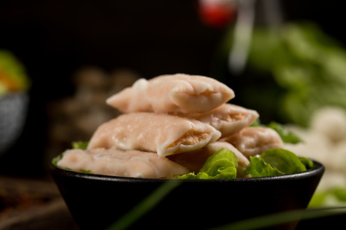 放在黑色碗里的美味食材——火锅虾饺