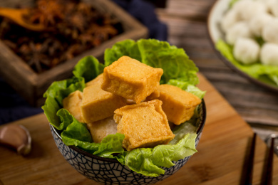 复古碗里装的新鲜食材——火锅鱼豆腐