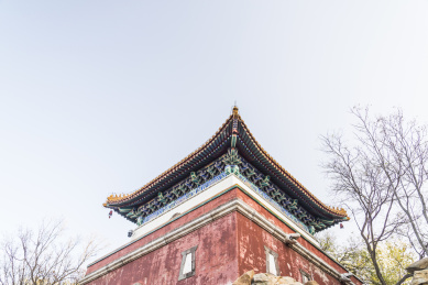 秋天蓝天下的北京颐和园公园的古亭台楼阁建筑