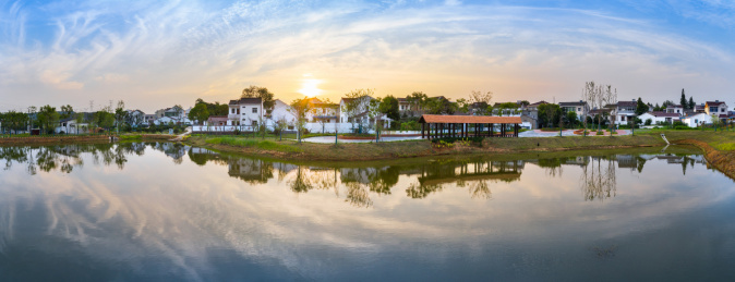 江苏省南京市溧水区池塘边白墙房屋倒影的乡村