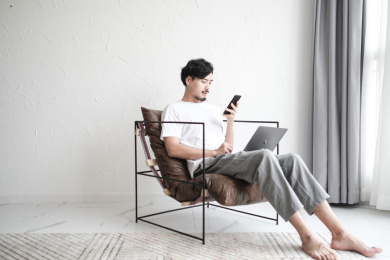 一名年轻的男子在客厅