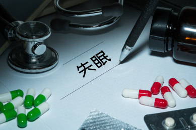 听诊器胶囊药瓶下面压着诊断报告查出抑郁焦虑失眠症状压力大概念
