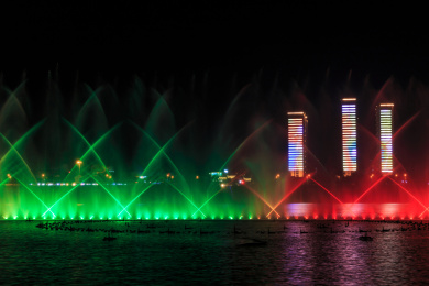 夜晚水面上的音乐喷泉