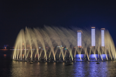 夜晚水面上的音乐喷泉