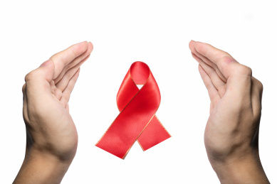 白色背景下艾滋病AIDS红丝带保护预防呵护理解概念