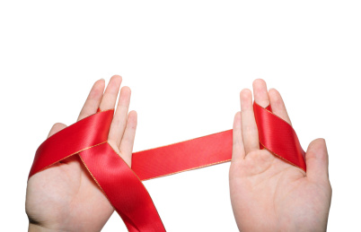 白色背景下艾滋病AIDS红丝带保护预防呵护理解概念