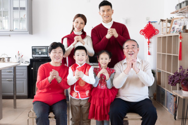 春节祖孙三代在家合影全家福