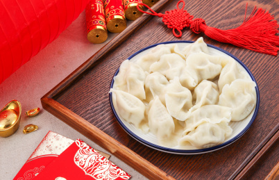 桌子上的饺子和春节装饰品