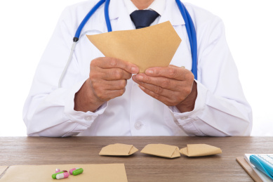 医生把几个疗程的西药每个都包起来