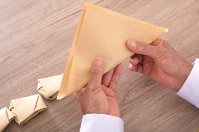 特写拍摄医生用包装纸把药品包起来