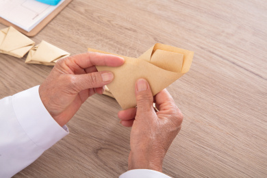 配药医师把患者的药用小包包好