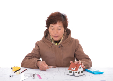 资深女性建筑设计师在查看平面图