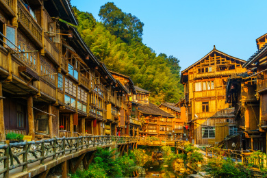 中国贵州黔东南肇兴秋季下午侗寨吊脚楼近景