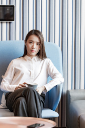 一个年轻的商务女士在办公