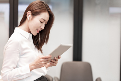 一个年轻的商务女士在办公