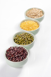 保健食品杂粮粗粮摆放在桌面上