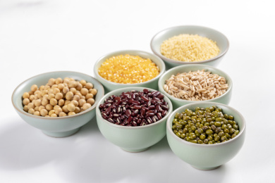 保健食品杂粮粗粮摆放在桌面上